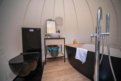 a bathroom with a tub and a sink at Burbujas cerca de Ronda in Ronda
