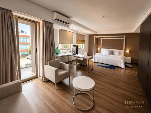 a hotel room with a bed and a table at Hotel Lunamar in Beira