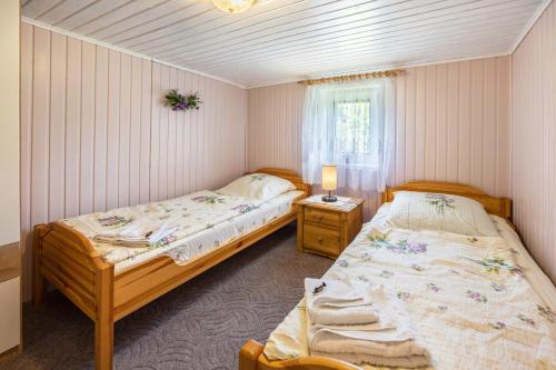 a bedroom with two beds and a window at Ferienwohnung Miertsch in Oranienbaum-Wörlitz