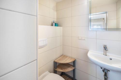 a bathroom with a toilet and a sink at Ferienwohnung Miertsch in Oranienbaum-Wörlitz