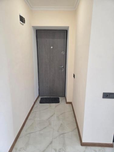 a hallway with a door and a tile floor at hyuratun Shamlugh in Shamlugh