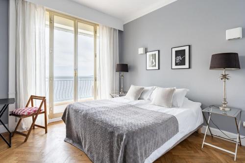 Penthouse apartment with roof terrace by the beach
