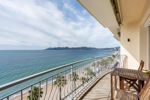 Penthouse apartment with roof terrace by the beach