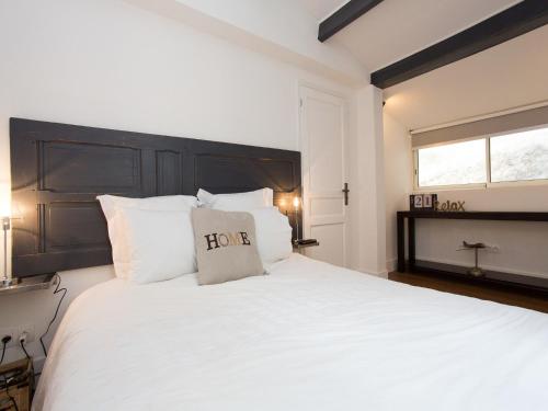 カンヌにあるSuquet Sea Cannesのベッドルーム(白い大型ベッド1台、黒いヘッドボード付)