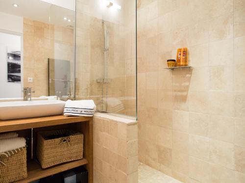 une salle de bain avec un lavabo et une douche dans l'établissement Suquet Sea Cannes, à Cannes