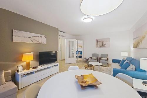 HENRI CAMILLE RE - Passy1 -Beautiful one bedroom swimming pool and parking