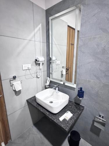 a bathroom with a sink and a mirror at Rare Aura Villa in Dod Jāla