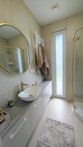 a bathroom with a sink and a mirror at Luna Lake - Twój azyl nad Jeziorem Białym in Gostynin