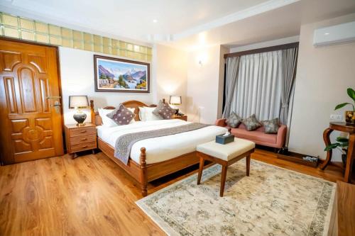 a bedroom with a large bed and a couch at Devi Aura Villa in Burhānilkantha