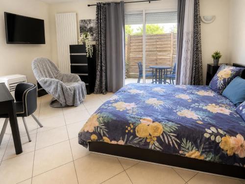 a bedroom with a bed and a table and chairs at STUDIO Confort Clim 20min Orly-45min Paris Disney in Corbeil-Essonnes