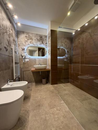 a bathroom with a tub and a sink and a toilet at Majella vista Mare in Guardiagrele