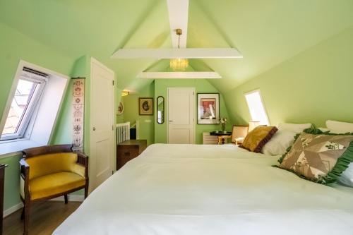 a bedroom with two beds with green walls at Hotel Bet van Beeren in Amsterdam