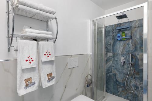 a bathroom with a shower and towels at Casa Rosetta - vicino Bordighera in Vallebona