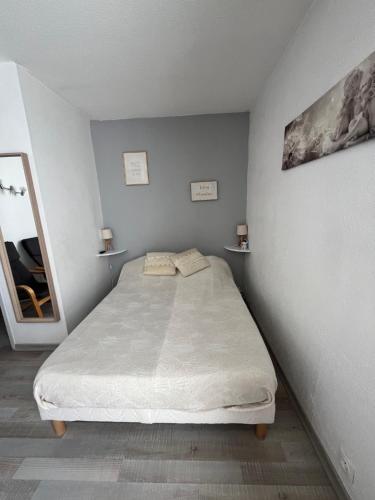 a bedroom with a large bed in a room at Mon Paradis en Provence B29 in Gréoux-les-Bains