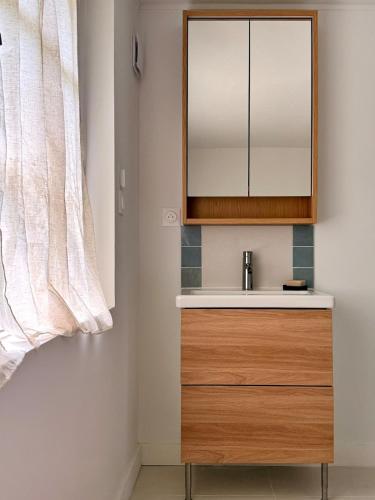 a bathroom with a sink and a mirror at Grand T2 neuf Chartrons in Bordeaux