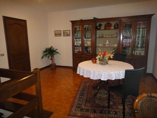 a dining room with a table with flowers on it at Quo Vadis Qui Vieni in Rovigo