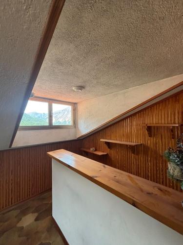 a room with a counter and a window at La Mansarda del Vecchio Mulino in Entracque