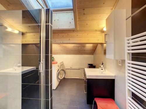eine Küche mit Spüle und Waschmaschine in der Unterkunft Asters 8 in Verbier