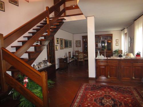 a living room with a staircase and a kitchen at Quo Vadis Qui Vieni in Rovigo