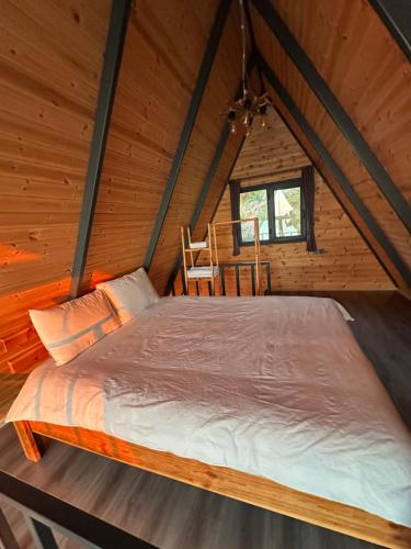 a bed in a room in a wooden cabin at Deniz Üstü Bungalov in Fındıklı