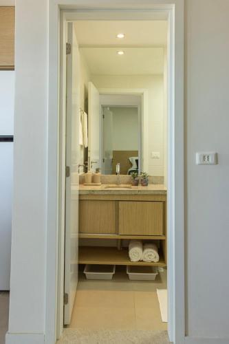 a bathroom with a sink and a large mirror at Casa BACO - Morro de São Paulo in Cairu