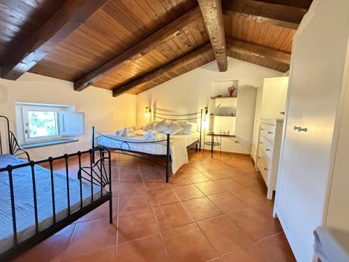 a bedroom with a bed and a table in a room at La Maisonette di Paestum - Vicino ai Templi & Wi-Fi gratuito in Paestum
