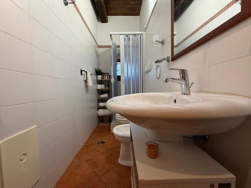 a bathroom with a sink and a toilet at La Maisonette di Paestum - Vicino ai Templi & Wi-Fi gratuito in Paestum