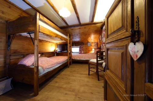 een slaapkamer met 2 stapelbedden in een hut bij Lebrognois in Maison