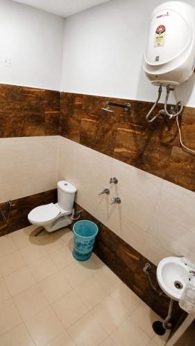 a bathroom with a toilet and a sink at Hotel Red Hut Chandigarh railway station in Zirakpur