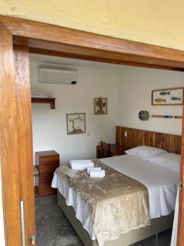 a bedroom with a bed with two towels on it at Villa Mendonza in Cruz