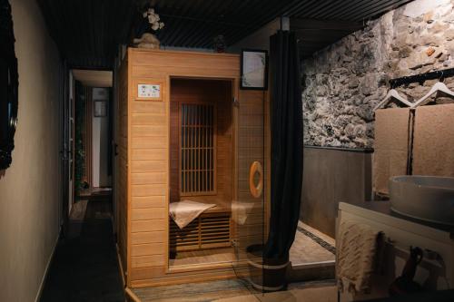 a bathroom with a bird cage inside of it at Sweet Loft Grenoble-Love Room avec jacuzzi & sauna in Grenoble