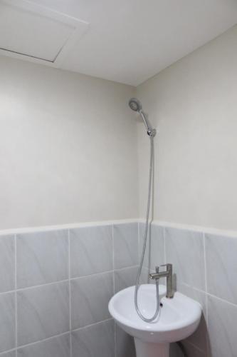 a bathroom with a sink and a shower at Amori Spaces - MGD in Suba