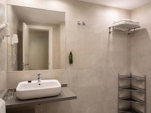 ein Badezimmer mit Waschbecken und Spiegel in der Unterkunft Ona Princesa Playa in Marbella
