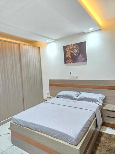 a bedroom with a large bed in a room at Résidences Laurence in Bingerville