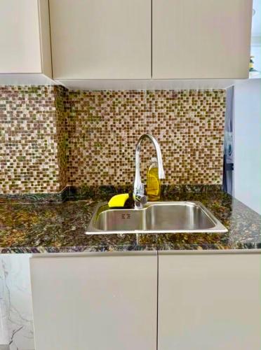 a kitchen counter with a sink in a kitchen at Premium House in Comodoro Rivadavia