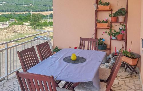 3 Bedroom Nice Apartment In Novi Vinodolski