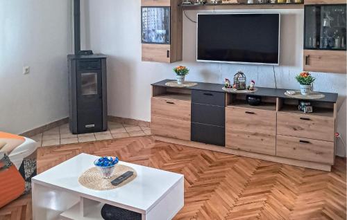 3 Bedroom Nice Apartment In Novi Vinodolski