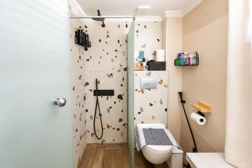 Nestra Olive Apartment with Veranda, near Metro & Free Parking