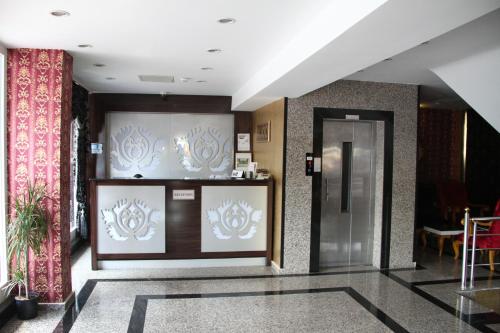 Ο χώρος του λόμπι ή της ρεσεψιόν στο Atalla Hotel