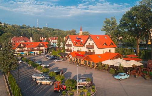 an aerial view of a town with cars parked in a parking lot at MATTEO Pensjonat Apartamenty in Duszniki Zdrój
