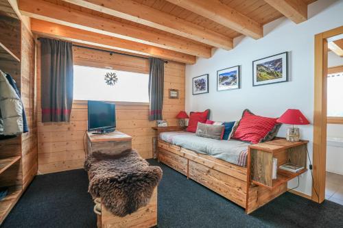 a bedroom with a bed in a log cabin at Chalet t'Alpa in Bettmeralp