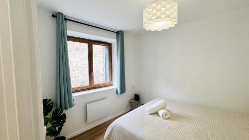 a white bedroom with a bed and a window at Le Tertre du Loing - Forêt de Fontainebleau - Gare in Montigny-sur-Loing