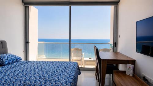 a bedroom with a bed and a desk and a window at Healthy Apartments Abelia Residence in Iskele