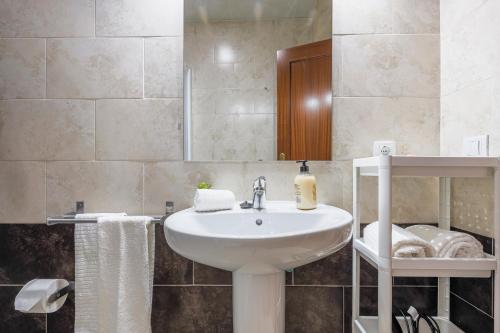 a bathroom with a sink and a mirror at Alcalá del rio! 2 a in Alcalá del Río