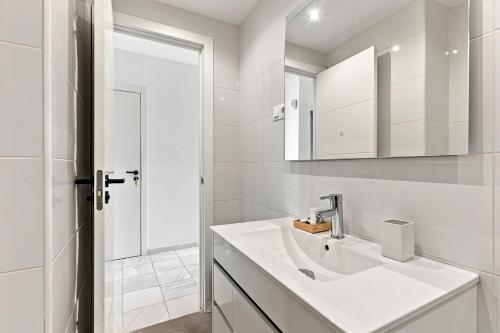 2 Bed Apartment, Big Terrace, Pool, Views + Beach!