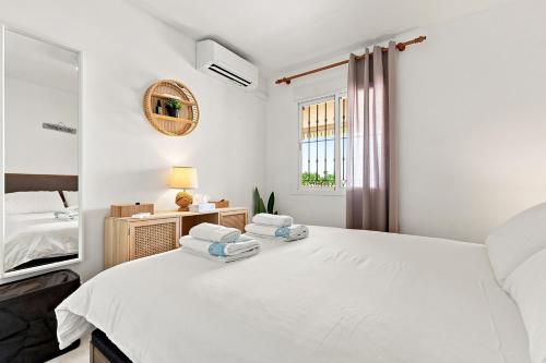 2 Bed Apartment, Big Terrace, Pool, Views + Beach!