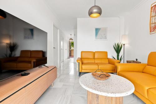 2 Bed Apartment, Big Terrace, Pool, Views + Beach!