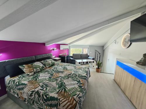 a bedroom with a bed and a purple wall at Alójate en Vigo! Casa bien equipada in Vigo