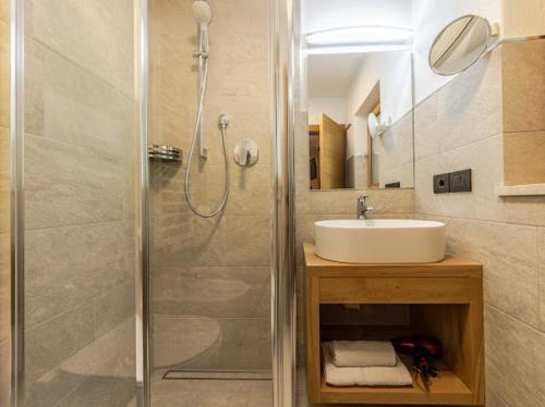 a bathroom with a shower and a sink at Hotel Elisabeth Panorama in Antermoia