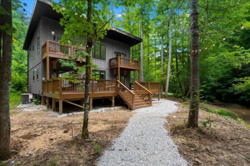 Gallery image of Nightfall Cabin - Creekside Getaway by Waterfall in High Falls